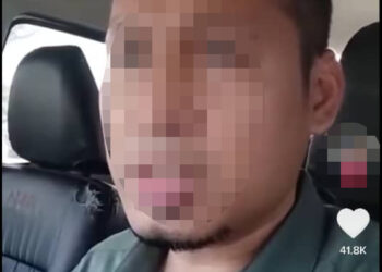 TANGKAP LAYAR rakaman video seorang individu mendakwa guru sebuah sekolah di Ipoh diasingkan di bilik stor kerana belum menerima suntikan vaksin Covid-19 yang tular dalam media sosial sejak semalam. - UTUSAN/MEDIA SOSIAL