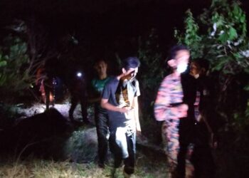 MUHAMMAD SAIFUL IDHAM Suhaimi dan Muhammad Akmal Rizal berjaya diselamatkan pasukan bomba pada pukul 8.31 malam selepas sesat di hutan berhampiran UTem, Durian Tunggal, Melaka.