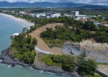 TAPAK pembinaan pangsapuri mewah yang didakwa menjejaskan kawasan batu runtuh di 
 di Tanjung Mali, Langkawi. - MEDIA SOSIAL