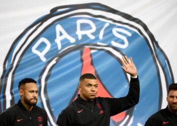 KOMBINASI Neymar (kiri), Kylian Mbappe (tengah) dan Lionel Messi tidak akan mewarnai Ligue 1 musim depan.