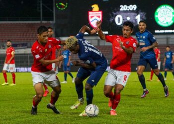 PENYERANG Melaka United, Sony Norde (tengah) diasak pemain KL City pada perlawanan separuh akhir pertama Piala Malaysia di Stadium Bola Sepak Kuala Lumpur, Cheras, MALAM KELMARIN.- UTUSAN/SHIDDIEQIIN ZON