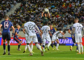 PENJAGA gol Terengganu, Suhaimi Husin (tengah) menangkap kemas bola pada saingan separuh akhir pertama Piala Malaysia di Stadium Sultan Mizan Zainal Abidin, Gong Badak, malam kelmarin.-UTUSAN/PUQTRA HAIRRY ROSLI