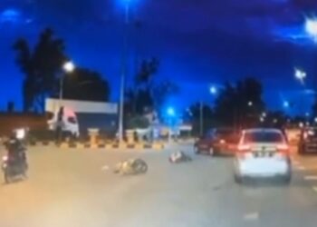 TANGKAP layar video kemalangan membabitkan dua buah motosikal yang menyebabkan seorang mangsa meninggal dunia di Kilometer 58, Jalan Batu Pahat - Mersing di Kluang.