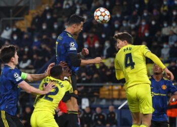 PENYERANG Manchester United, Cristiano Ronaldo melakukan tandukan dengan pertahanan Villarreal, Pau Torres (kanan) cuba menghalangnya dalam saingan Kumpulan F Liga Juara-Juara di Stadium Ceramica, semalam.- AFP