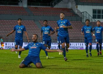 PEMAIN Melaka United meraikan jaringan dalam perlawanan separuh akhir pertama Piala Malaysia ketika menentang KL City di Stadium Bola Sepak Kuala Lumpur, Cheras, Isnin lalu.- UTUSAN/SHIDDIEQIIN ZON