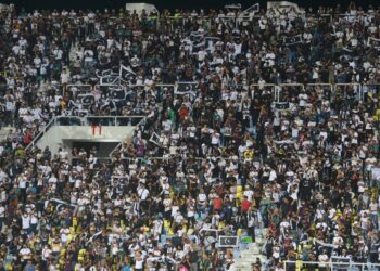 PENYOKONG Terengganu ketika menonton aksi pasukan mereka menentang JDT dalam saingan separuh akhir pertama Piala Malaysia di Stadium Sultan Mizan Zainal Abidin, Gong Badak, Isnin lalu.- UTUSAN/PUQTRA HAIRRY ROSLI