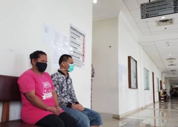 RUPIEH Johari (kiri) dan Irwanda Saputra berdepan hukuman mati selepas dituduh mengedar 56 kilogram dadah jenis amphetamine dan methaphetamin di Mahkamah Majistret Klang, Selangor hari ini.