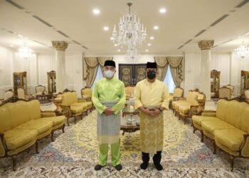 SULAIMAN Md. Ali (kanan) dan Yang Dipertua Negeri, Tun Mohd. Ali Mohd. Rustam sebelum majlis pengumuman Exco di Seri Negeri, Ayer Keroh, Melaka.