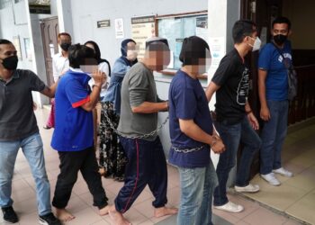 TIGA lelaki dibawa ke Mahkamah Majistret Ipoh hari ini untuk permohonan reman bagi membantu siasatan kes bunuh seorang lelaki di Flat Ashby di Ipoh semalam. UTUSAN/ZULFACHRI ZULKIFLI