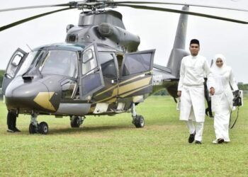 AKMAL Md. Zahir dan pasangannya selamat mendarat di Kompleks Sukan Hang Jebat bagi menghadapi perlawanan separuh akhir kedua Piala Malaysia, malam ini.