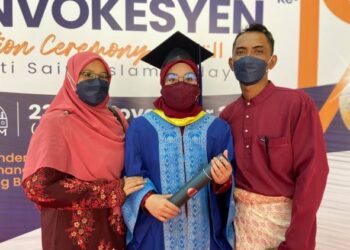 NUR Izzati Elya Alfian ELYA (tengah) bersama ibunya, Rusmawati Mohd. Apandi dan bapanya, Alfian Kasrin selepas Majlis Konvokesyen USIM ke-19 di Nilai, Seremban hari ini.-UTUSAN/ZAKKINA WATI AHMAD TARMIZI