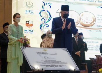 SULTAN Nazrin Muizzuddin Shah merasmikan Majlis Pelancaran Sambutan 100 Tahun UPSI di Dewan Tuanku Canselor, Kampus Sultan Azlan Shah di Tanjung Malim hari ini. - UTUSAN/ZULFACHRI ZULKIFLI