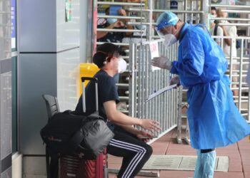 SEORANG pengembara yang baru sampai diasingkan berikutan ujian saringan yang dibuatnya positif sebaik tiba di Terminal Larkin Sentral, Johor Bahru di Johor. -UTUSAN/RAJA JAAFAR ALI