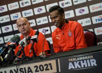 SHUKOR ADAN (kanan) bersama jurulatih KL City, Bojan Hodak ketika sidang akhbar menjelang final Piala Malaysia di Stadium Nasional, Bukit Jalil semalam.- UTUSAN/FARIZ RUSADIO