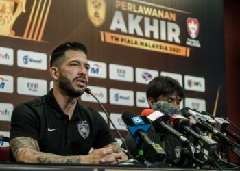 JURULATIH JDT, Benjamin Mora (kiri) bersama kapten, Farizal Marlias ketika sidang akhbar menjelang aksi akhir Piala Malaysia di Stadium Nasional, Bukit Jalil semalam.- UTUSAN/FARIZ RUSADIO