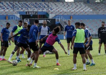 PENGENDALI JDT, Benjamin Mora (kanan) memantau anak-anak buahnya yang sedang menjalani latihan menjelang aksi akhir Piala Malaysia di Stadium Nasional, Bukit Jalil, malam ini.- UTUSAN/FARIZ RUSADIO