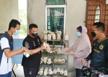 TUANKU SYED FAIZUDDIN PUTRA JAMALULLAIL (dua dari kiri) berkenan berangkat melawat Cendawan Kukur Perlis - Beseri Mushroom Farm bersempena program MAIPs Peduli di Kampung Beseri Dalam, Perlis hari ini.- UTUSAN