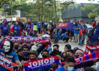 PENYOKONG JDT hadir ke venue perlawanan bagi menyaksikan saingan akhir Piala Malaysia di Stadium Nasional, Bukit Jalil, hari ini.- UTUSAN/FARIZ RUSADIO