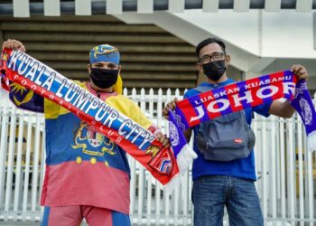 GELAGAT penyokong pasukan JDT dan KL City yang hadir ke stadium bagi menyaksikan perlawanan akhir Piala Malaysia di Stadium Nasional, Bukit Jalil, hari ini.- UTUSAN/FARIZ RUSADIO