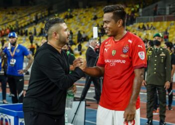 TMJ (kanan) bersama Shukor Adan selepas tamat perlawanan akhir Piala Malaysia 2021 di Stadium Nasional Bukit Jalil, malam kelmarin.- UTUSAN/FARIZ RUSADIO