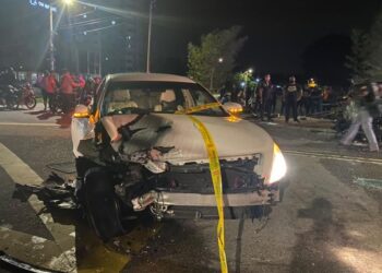 KERETA dinaiki empat beranak yang dirempuh sehingga menyebabkan kematian seorang lelaki di Jalan Klebang, di sini.