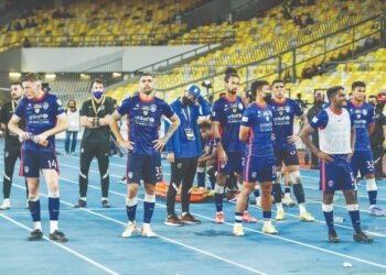 REAKSI pemain JDT selepas tewas 0-2 kepada KL City pada perlawanan akhir Piala Malaysia di Stadium Nasional, Bukit Jalil, malam kelmarin.- UTUSAN/FARIZ RUSADIO