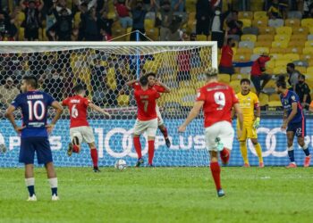 PEMAIN KL City meraikan gol pembukaan Zhafri Yahya (tengah) ketika berdepan JDT dalam saingan akhir Piala Malaysia di Stadium Nasional, Bukit Jalil, malam kelmarin.- UTUSAN/FARIZ RUSADIO