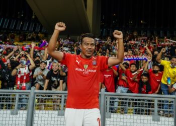 SHUKOR Adan menutup karier sebagai pemain bola sepak profesional dengan bergaya apabila menjuarai Piala Malaysia 2021, yang juga koleksi kelimanya.- UTUSAN/FARIZ RUSADIO