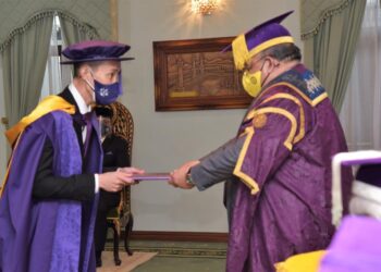 TUANKU SYED SIRAJUDDIN PUTRA JAMALULLAIL menyampaikan Ijazah Kehormat Doktor Sains Sukan daripada Universiti Sains Malaysia (USM) kepada Datuk Lee Chong Wei sempena Upacara Konvokesyen ke-58 universiti dalam sidang satu di Balai Menghadap Hijau Istana Arau, Perlis hari ini.