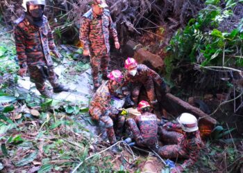 PASUKAN penyelamat menemukan lori yang tertimbus dalam kejadian tanah runtuh di Jalan Simpang Pulai-Blue Valley hari ini. - UTUSAN/IHSAN JBPM