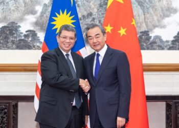 SAIFUDDIN Abdullah dan Wang Yi pernah bertemu dalam lawatan rasmi di Beijing pada 12 September 2019. – XINHUA