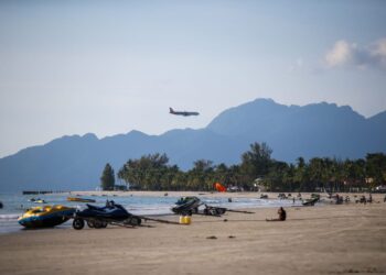 PELANCONG asing yang tiba di Langkawi perlu melakukan ujian saringan Covid-19 tambahan pada hari ketiga dan kelima berada di pulau peranginan itu. - UTUSAN/SHAHIR NORDIN