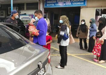 AHLI keluarga memegang jenazah bayi perempuan berusia empat bulan, Luna Aralyn Amar Ridhwan untuk dibawa ke Tanah Perkuburan Felda Lui Muda, Jempol untuk dikebumikan.-UTUSAN/NOR SHAFAWATI YUP