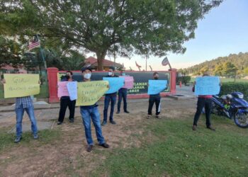 SEBAHAGIAN daripada ibu bapa dan waris murid SKDH, Bandar Darulaman, Jitra, Kubang Pasu yang mengadakan perhimpunan aman di hadapan sekolah itu hari ini. - UTUSAN/MOHD. RAFIE AZIMI