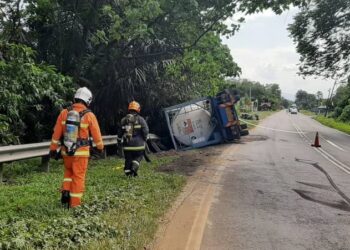 SEBUAH lori tangki yang membawa asid sulfurik terbabas di sebuah selekoh di Kampung Juasseh Kapitan, Jalan Lister, Taman Jemapoh, Kuala Pilah hari ini.