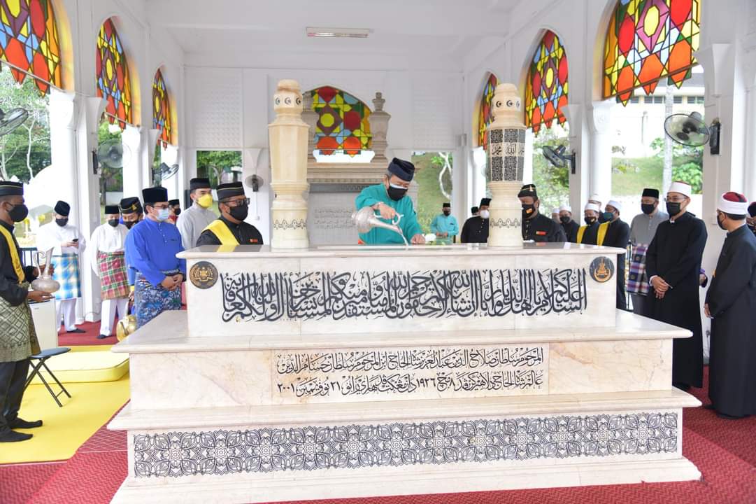 Sultan Sharafuddin Ziarah Makam Kerabat Diraja Utusan Malaysia