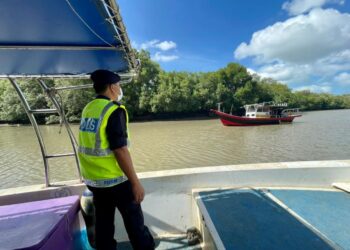 PASUKAN polis membuat tinjauan dalam operasi mencari dan menyelamatkan dua orang nelayan yang tercampak ke dalam sungai dalam satu kejadian pelanggaran bot berhampiran Jeti Tok Kuning, Sungai Perlis, Kangar, Perlis hari ini.- UTUSAN/NAZLINA NADZARI