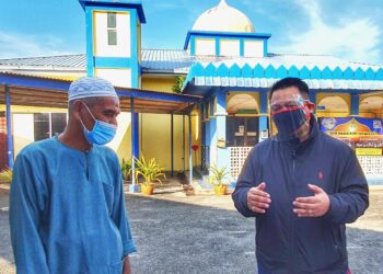 TUANKU SYED FAIZUDDIN PUTRA JAMALULLAIL (kanan) berkenan berangkat menyerahkan sumbangan MAIPs kepada 30 asnaf dalam kalangan anak kariah di Masjid Al Mukminin, Kota Kayang, Perlis hari ini.- UTUSAN