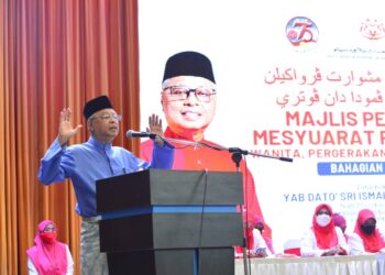 ISMAIL Sabri Yaakob ketika berucap merasmikan Mesyuarat Perwakilan Wanita, Pemuda dan Puteri UMNO Bahagian Bera di Dewan Konvensyen Majlis Daerah Bera di Bera, Pahang. - UTUSAN/SHAIKH AHMAD RAZIF