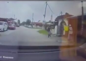 TANGKAP layar daripada rakaman video yang tular dalam media sosial memaparkan seorang lelaki berlari ke arah mangsa sebelum menikamnya sehingga menyebabkan kematian di dekat hadapan rumahnya di Kampung Idaman, Pandamaran di Klang, Selangor, semalam.