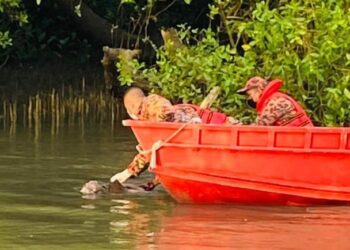 MAYAT Mohd Faizal Hisyam Mat Taib salah seorang daripada dua nelayan yang tercampak ke dalam sungai selepas insiden pelanggaran bot ditemukan pasukan bomba kira-kira 20 meter dari lokasi kejadian berhampiran Jeti Tok Kuning di Sungai Perlis, Kangar, Perlis, hari ini.- UTUSAN