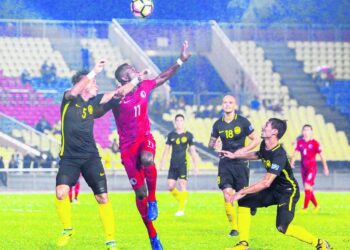 SHAHROM Kalam (kiri) ketika mewakili skuad Harimau Malaya menentang Hong Kong dalam aksi kelayakan Piala Asia 2019 di Stadium Hang Jebat, Melaka.