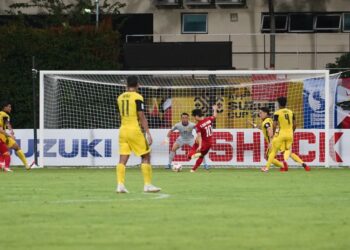 SKUAD Harimau Malaya (jersi kuning) ketika berdepan juara bertahan, Vietnam dalam aksi ketiga Kumpulan B Piala AFF di Stadium Binshan, Singapura, hari ini.- IHSAN FAM