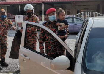 PASUKAN bomba menyelamatkan kanak-kanak lelaki yang terperangkap dalam kereta di Taman Bendahara, Kuala Selangor, semalam.