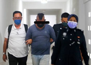 TERTUDUH (tengah) dibawa ke Mahkamah Sesyen Kota Bharu hari ini untuk prosiding pertuduhan kes sumbang mahram dengan adik iparnya bulan lalu. - UTUSAN/ZULHANIFA SIDEK