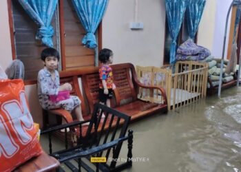 PASUKAN penyelamat menyelamat sebuah keluarga selepas rumah didiaminya dinaiki air akibat hujan lebat sejak petang tadi di Kuala Langat, Selangor hari ini.