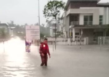 SEORANG anggota bomba membuat pemantauan banjir kilat di Taman Jaromas Jenjarom di Kuala Langat, Selangor.