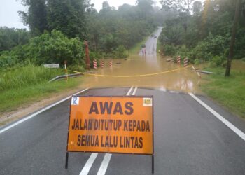 LALUAN Jambatan Sungai Kerak di Jalan Raya Jerantut ke Lipis dinaiki air sejak awal pagi hari ini dan ditutup kepada laluan kenderaan dari dua hala. - FOTO/HARIS FADILAH AHMAD