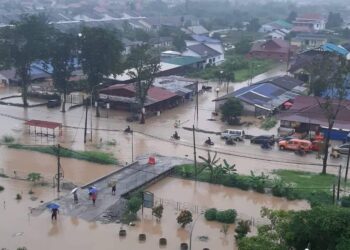 KEADAAN banjir di Jalan Meru, Klang. -GAMBAR MEDIA SOSIAL