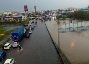 KEADAAN Jalan Hamzah, Meru, Klang yang dinaiki banjir. -GAMBAR MEDIA SOSIAL